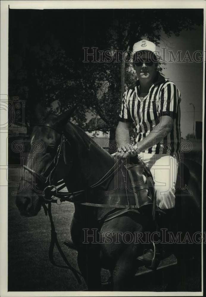 1988 Press Photo Jamie Uihlein, on a horse getting ready to umpire polo game. 1988 Press Photo Jamie Uihlein, on a horse getting ready to umpire polo game.