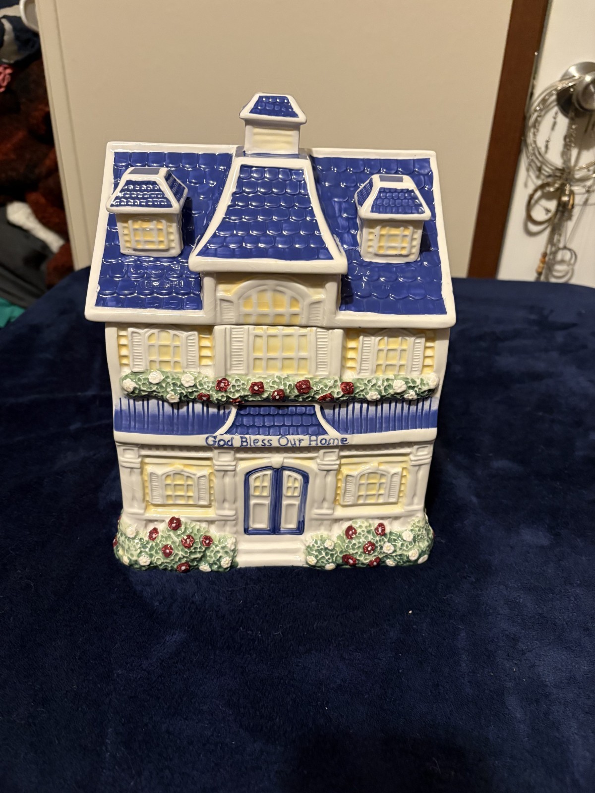 VINTAGE VICTORIAN STYLE HOUSE SQUARE COOKIE JAR YELLOW /WHITE BLUE ROOF . VINTAGE VICTORIAN STYLE HOUSE SQUARE COOKIE JAR YELLOW /WHITE BLUE ROOF .