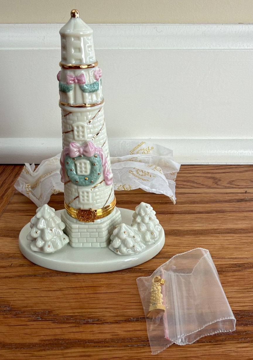New Lenox Treasures Holiday Harbor Treasure Box Lighthouse with Charm