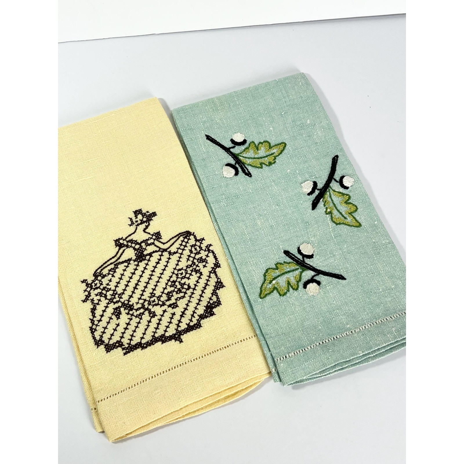 Vintage Embroidered Guest Towels set of two crisp linen fabric needlework Vintage Embroidered Guest Towels set of two crisp linen fabric needlework