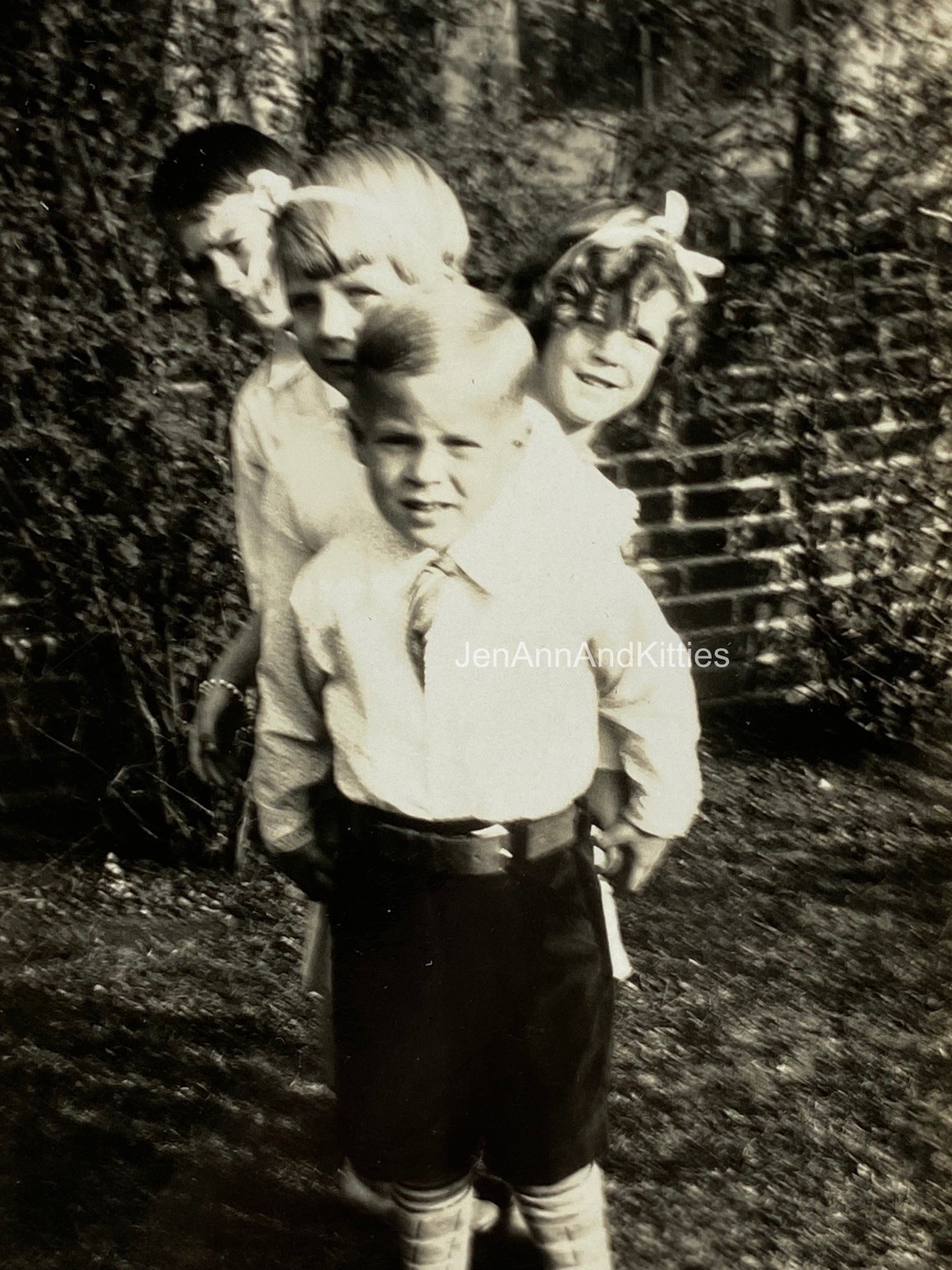 Vintage Snapshot Photograph Children - Adorable -All Lined Up (C) Vintage Snapshot Photograph Children - Adorable -All Lined Up (C)