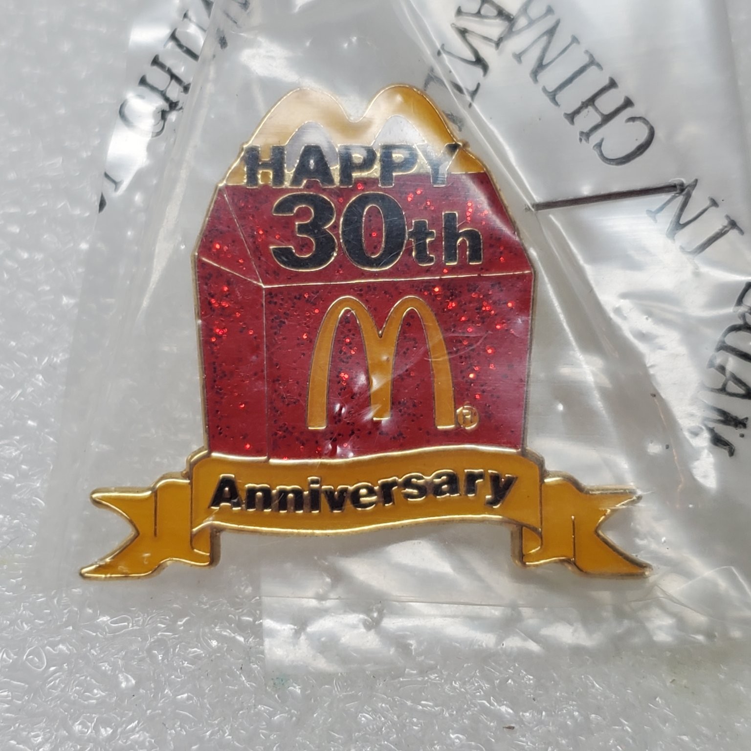 McDonald\'s Happy Meal 30th Anniversary Pin 2009 Gold Tone Glitter Sparkle Red McDonald\'s Happy Meal 30th Anniversary Pin 2009 Gold Tone Glitter Sparkle Red