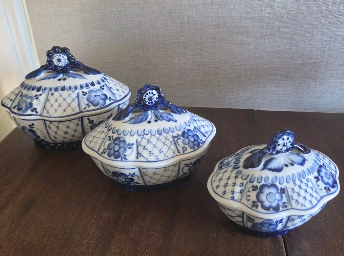 Vintage Gzhel Russian Porcelain Lidded Candy Dish Set 3 Nesting USSR... Vintage Gzhel Russian Porcelain Lidded Candy Dish Set 3 Nesting USSR...