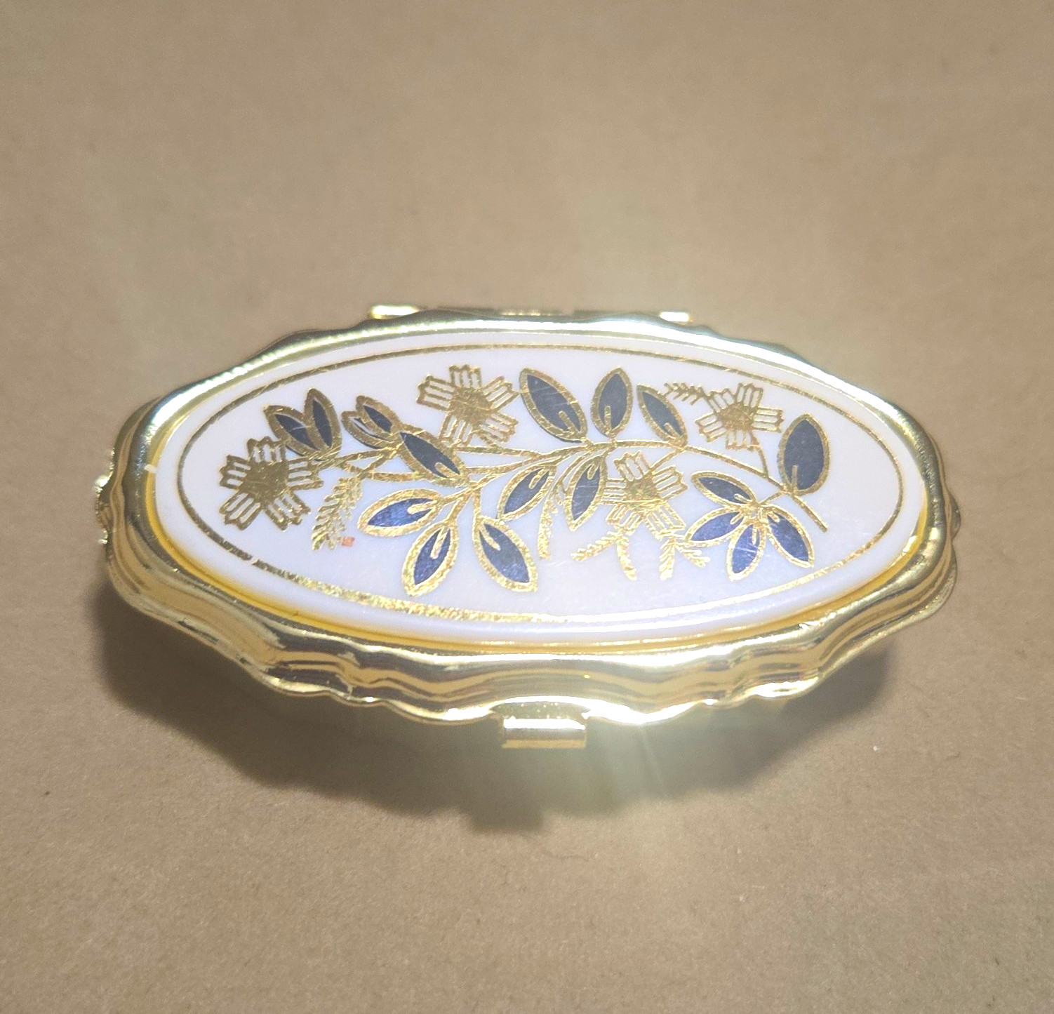 Vintage Oval Gold Tone Floral mini sewing kit with accessories new/no box