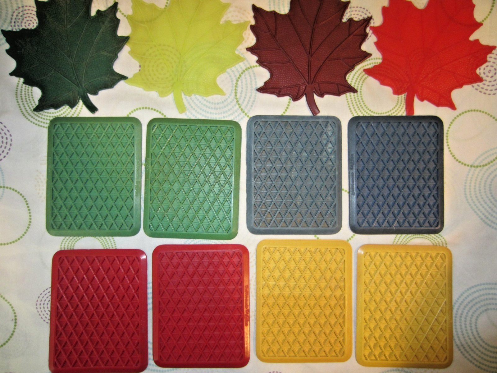 VTG-MULTI COLOR RUBBERMAID COASTER & 4-MULTI COLOR LEAVES
