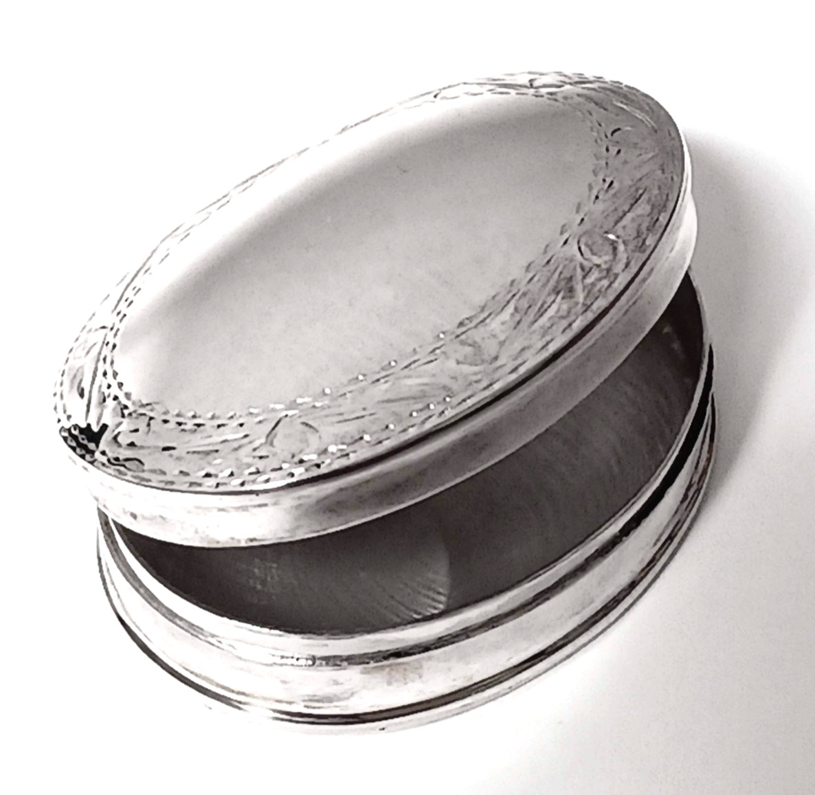 Vintage Eximious London Sterling Embossed Hinged Oval Pill Trinket Box GM 925
