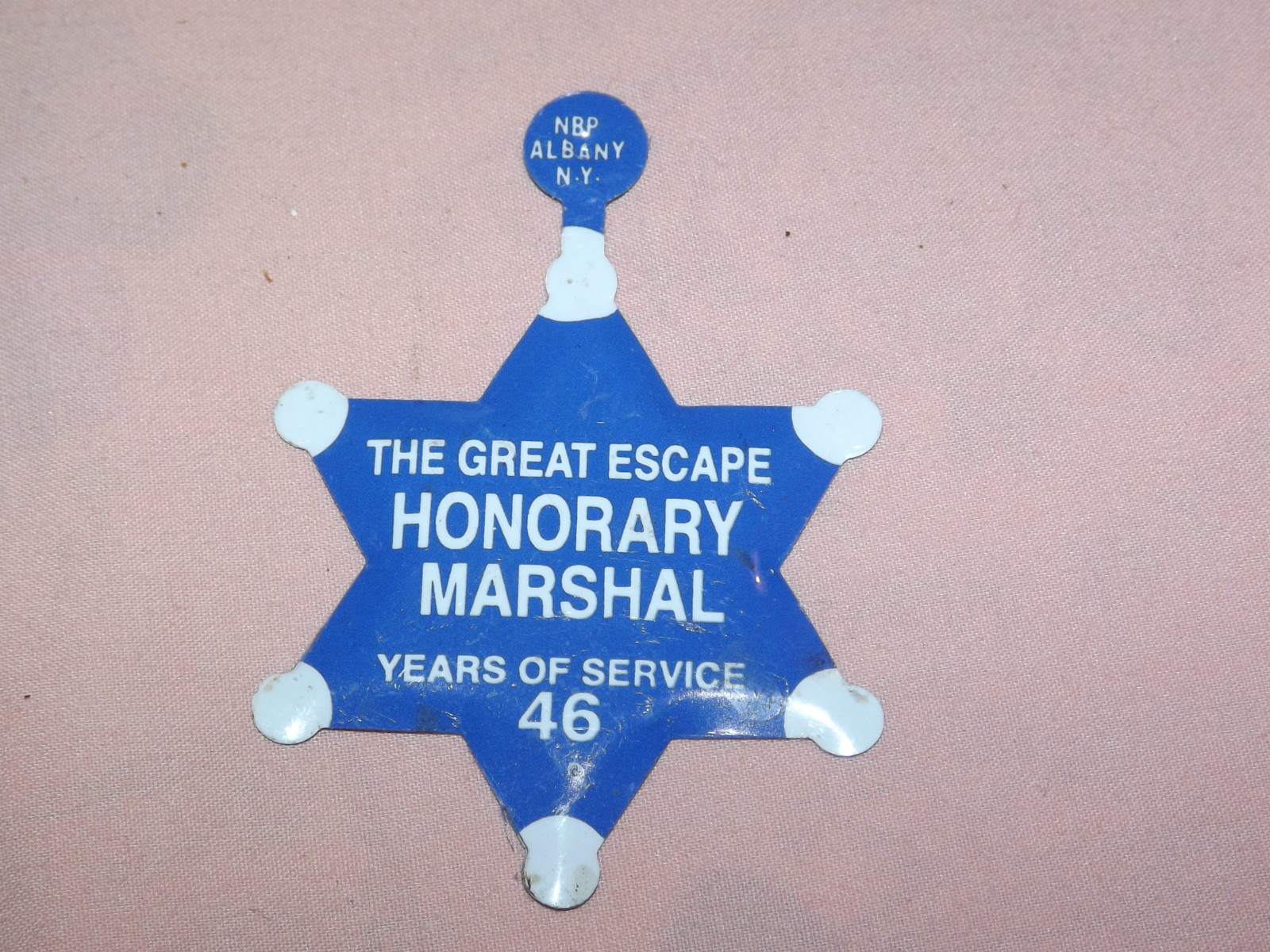 VINTAGE THE GREAT ESCAPE (STORYTOWN) 46 YEARS MARSHAL McKAY TIN TOY BADGE VINTAGE THE GREAT ESCAPE (STORYTOWN) 46 YEARS MARSHAL McKAY TIN TOY BADGE