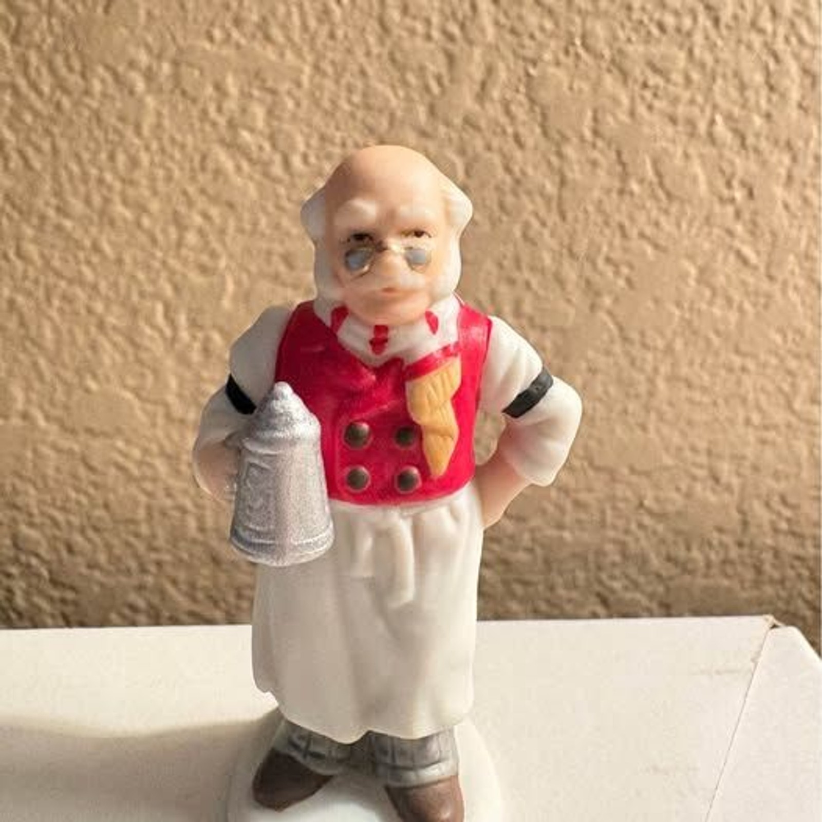 1995 Geo Z. Lefton   Worthington Phipps Innkeeper Colonial Village (U14-1)