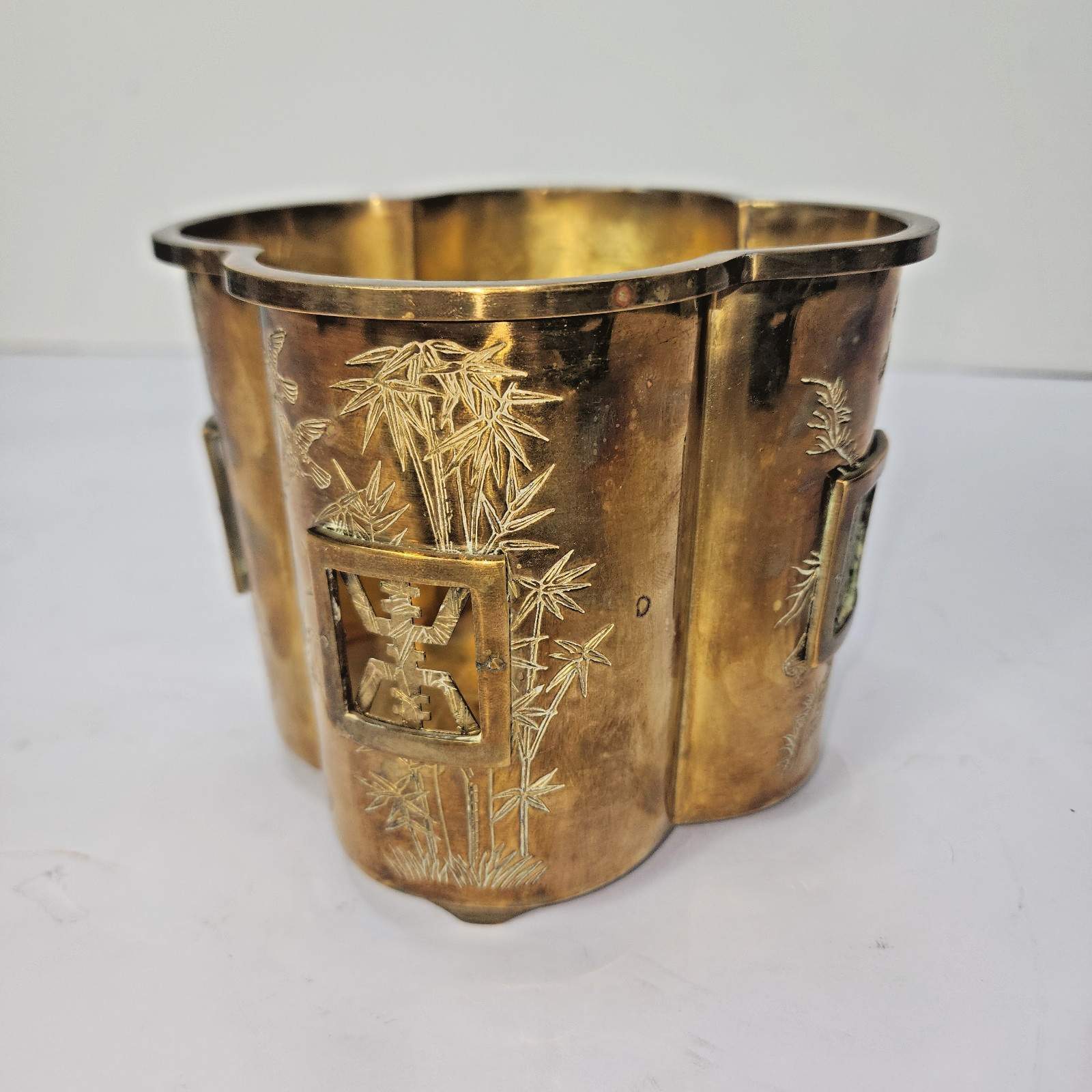 Vintage Brass Chinoiserie Planter Quatrefoil Etched Hong Kong Pierced Cachepot Vintage Brass Chinoiserie Planter Quatrefoil Etched Hong Kong Pierced Cachepot