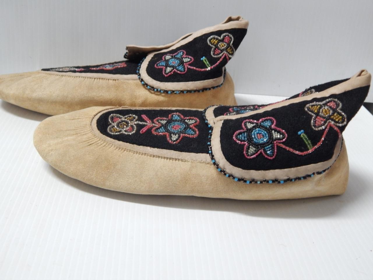 ANTIQUE c1920s WESTERN IROQUOIS INDIAN BEADED MOCCASINS - MINT - NEVER WORN 