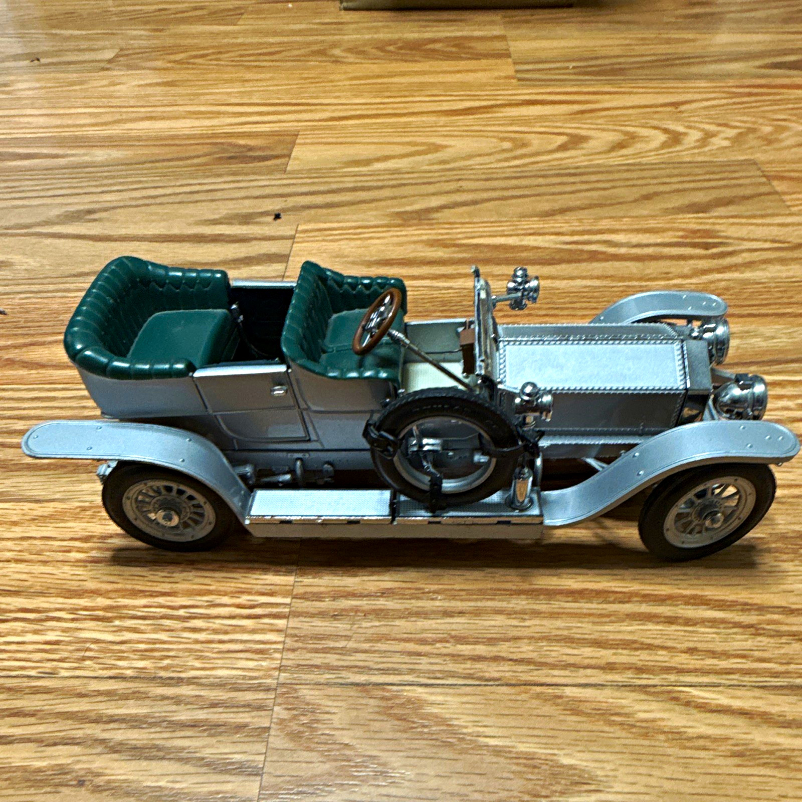 Franklin Mint 1:24 Rolls-Royce Silver Ghost Diecast Model Car