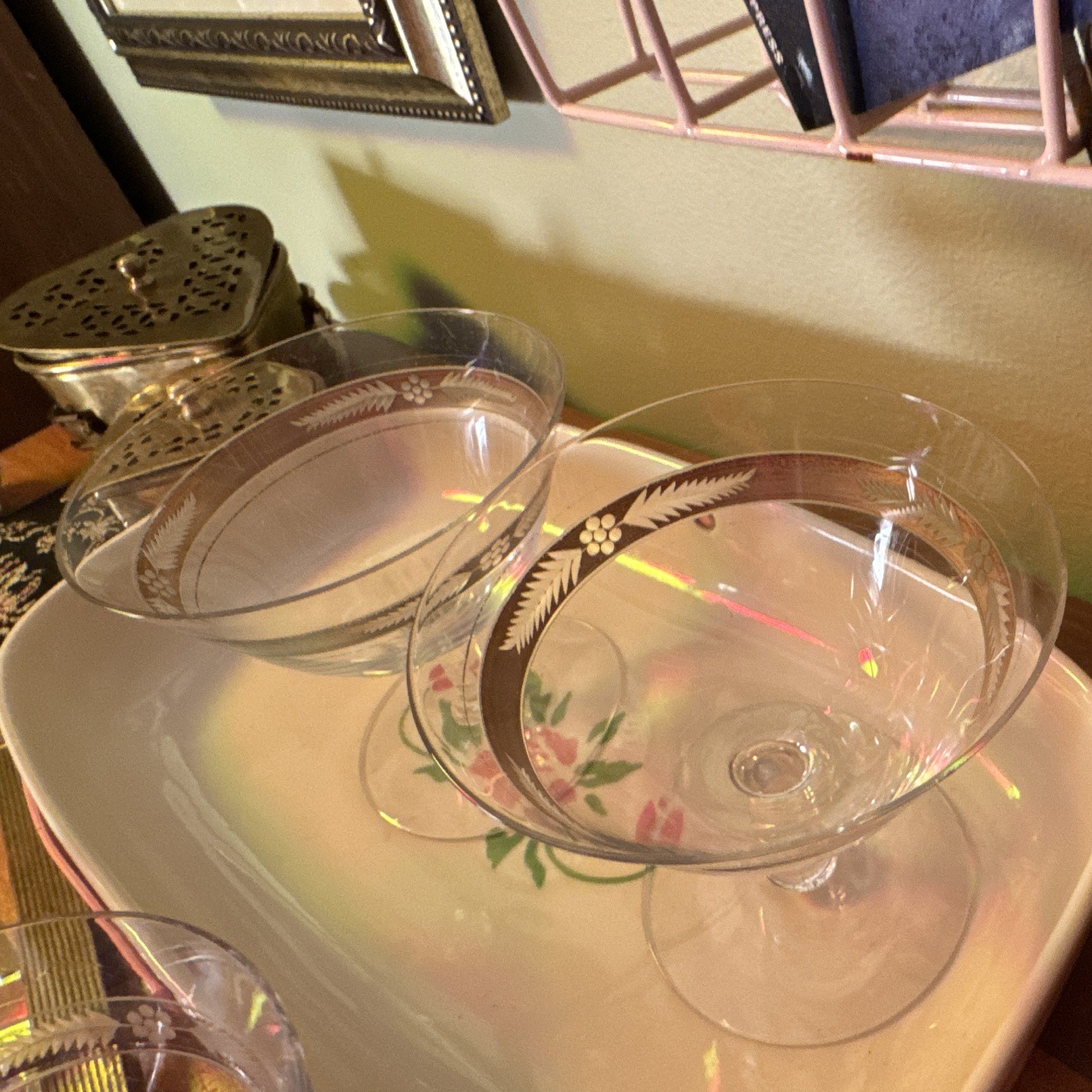 Vintage Set of 4 Silver Crest Coupe Cocktail Glasses Etched Leaf & Berry Barware Vintage Set of 4 Silver Crest Coupe Cocktail Glasses Etched Leaf & Berry Barware