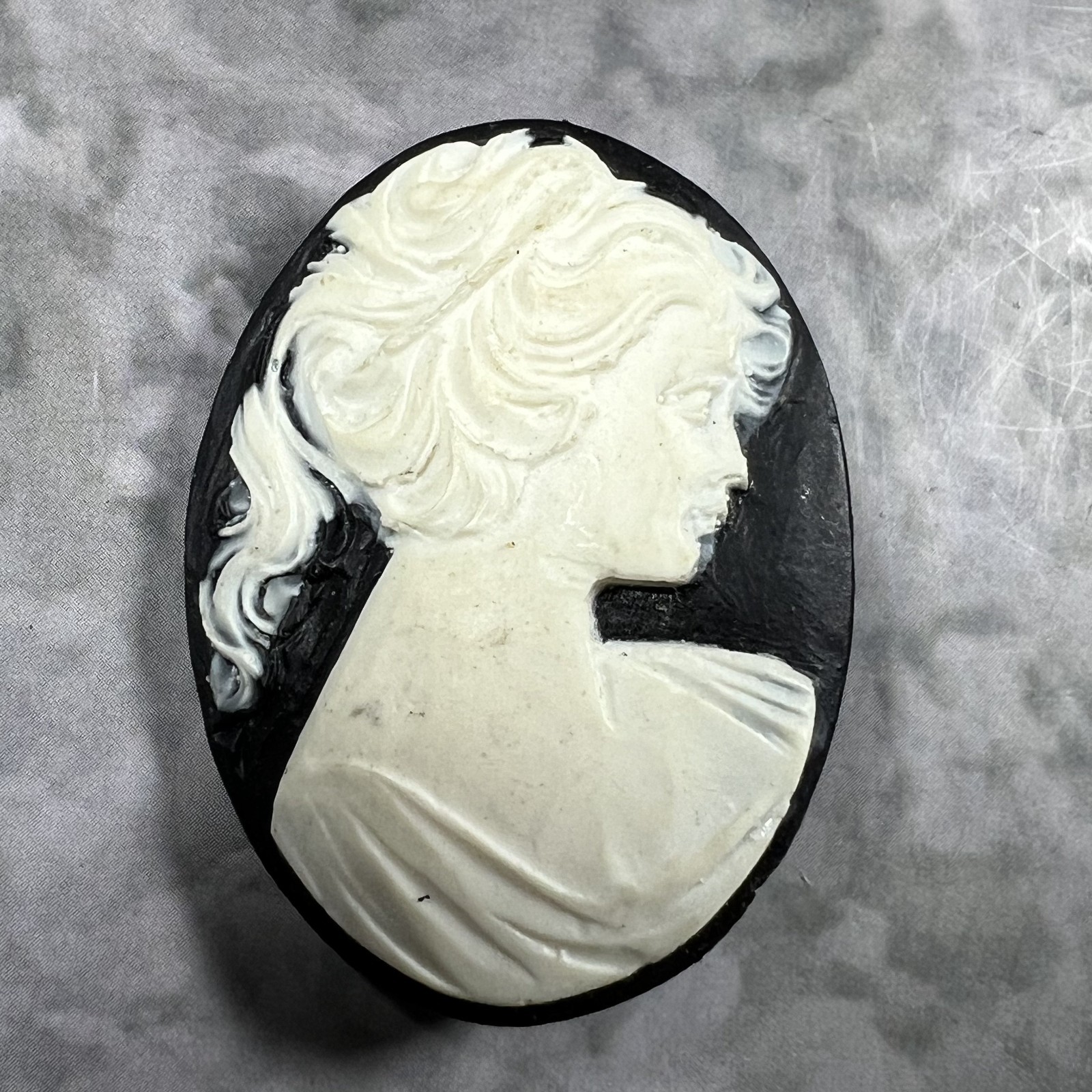 Vintage Left Facing Cameo Brooch Pin Black Oval White Portrait Costume Jewelry