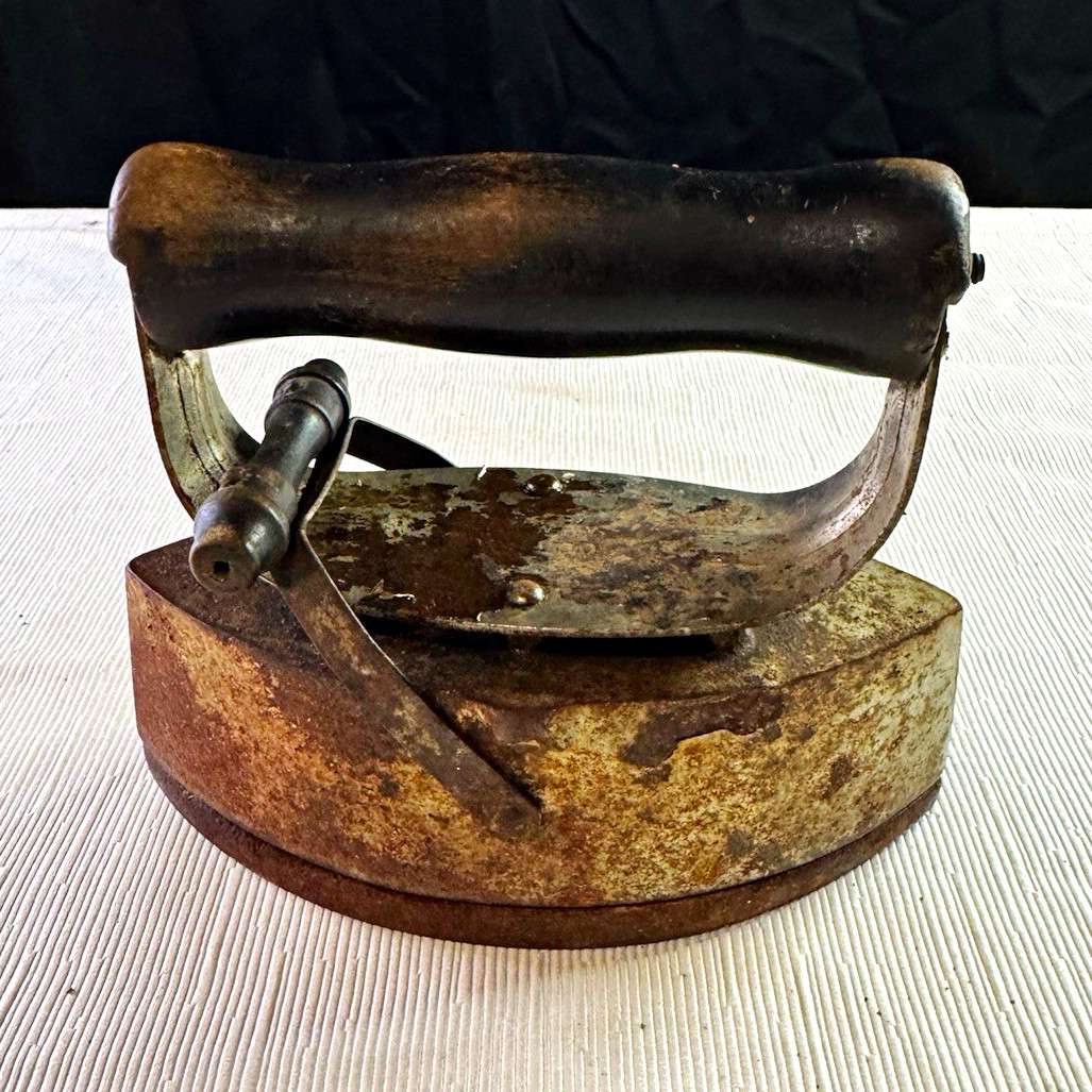Antique Finish Sad Iron w/ Detachable Handle & Iron Slug Insert, Coal, Brown Antique Finish Sad Iron w/ Detachable Handle & Iron Slug Insert, Coal, Brown