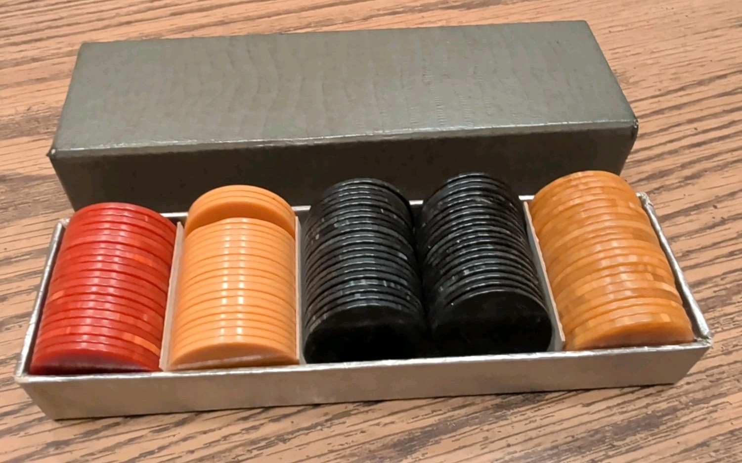 Magnificent Art Deco 101 PIECES OF Bakelite Poker Chips In The Box Magnificent Art Deco 101 PIECES OF Bakelite Poker Chips In The Box