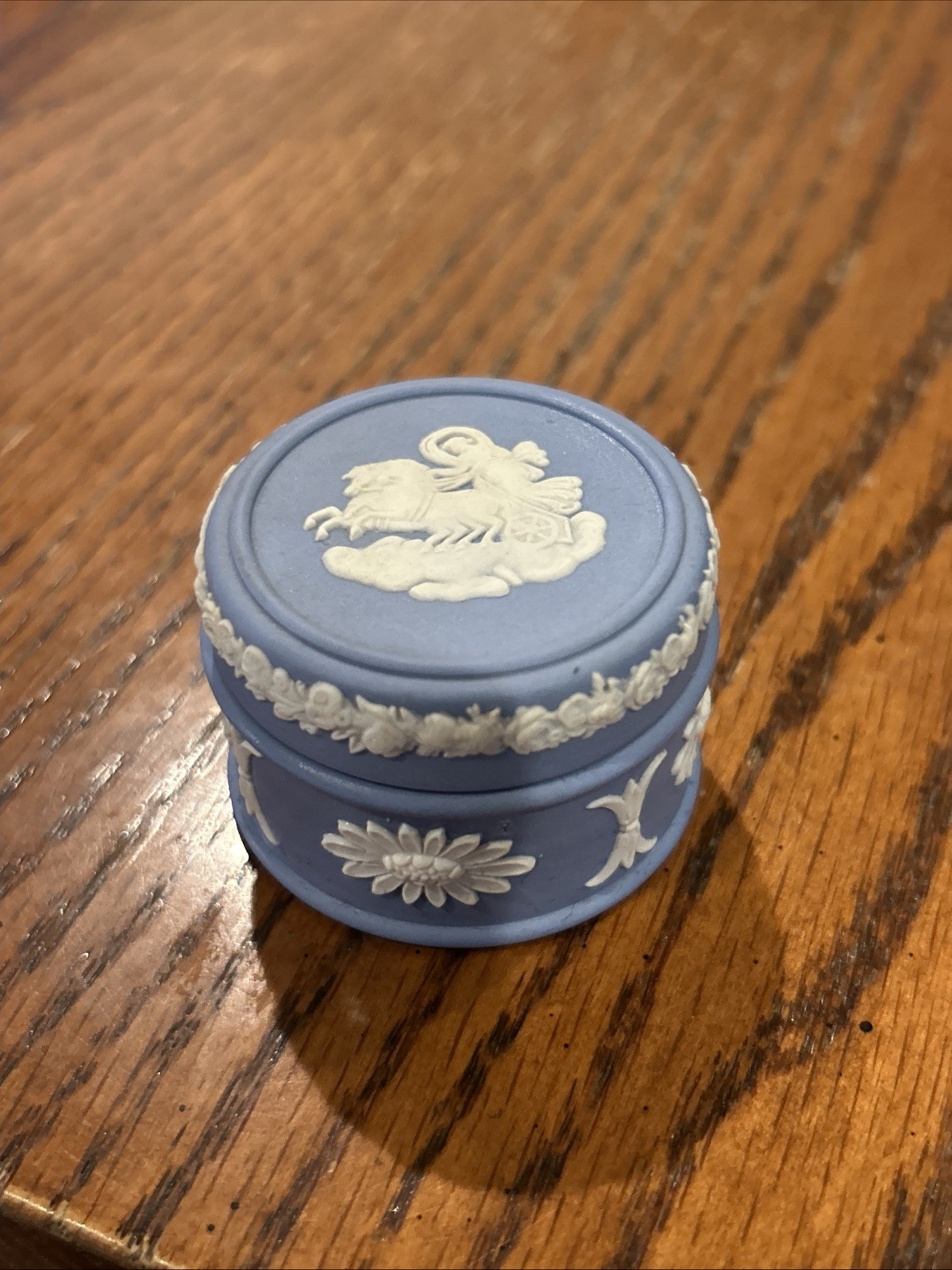 1962 VINTAGE WEDGWOOD BLUE JASPERWARE MINIATURE ROUND TRINKET RING PILL BOX