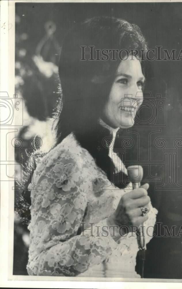 1972 Press Photo Loretta Lynn Raises Money For Children of A Coal Mine Disaster