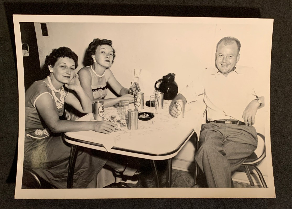 Group image 1950\'s Women and Man drinking Drewrys Extra Dry Beer Flat Tops 7 X 5 Group image 1950\'s Women and Man drinking Drewrys Extra Dry Beer Flat Tops 7 X 5
