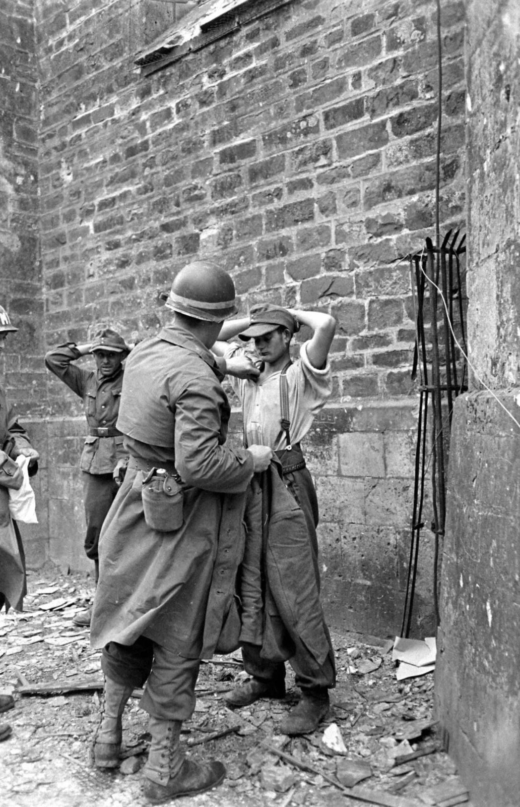 WW2 WWII Photo World War Two / US Army Soldiers in Action Normandy July 1944