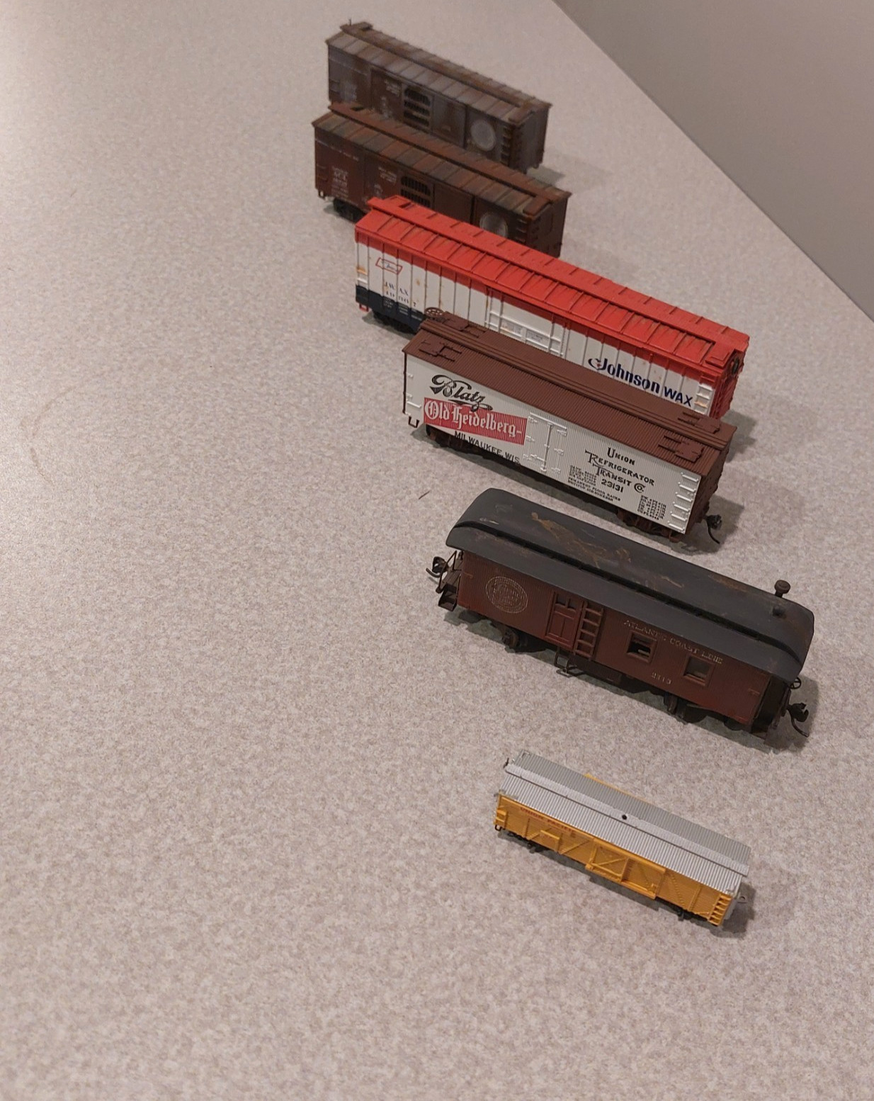 LOT OF SIX VINTAGE TRAIN CARS *NO BOXES* LOT OF SIX VINTAGE TRAIN CARS *NO BOXES*