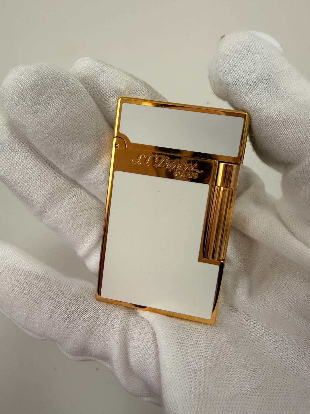 S.T. Dupont White Painted Gold Single Flame Lighter with Gift Box S.T. Dupont White Painted Gold Single Flame Lighter with Gift Box