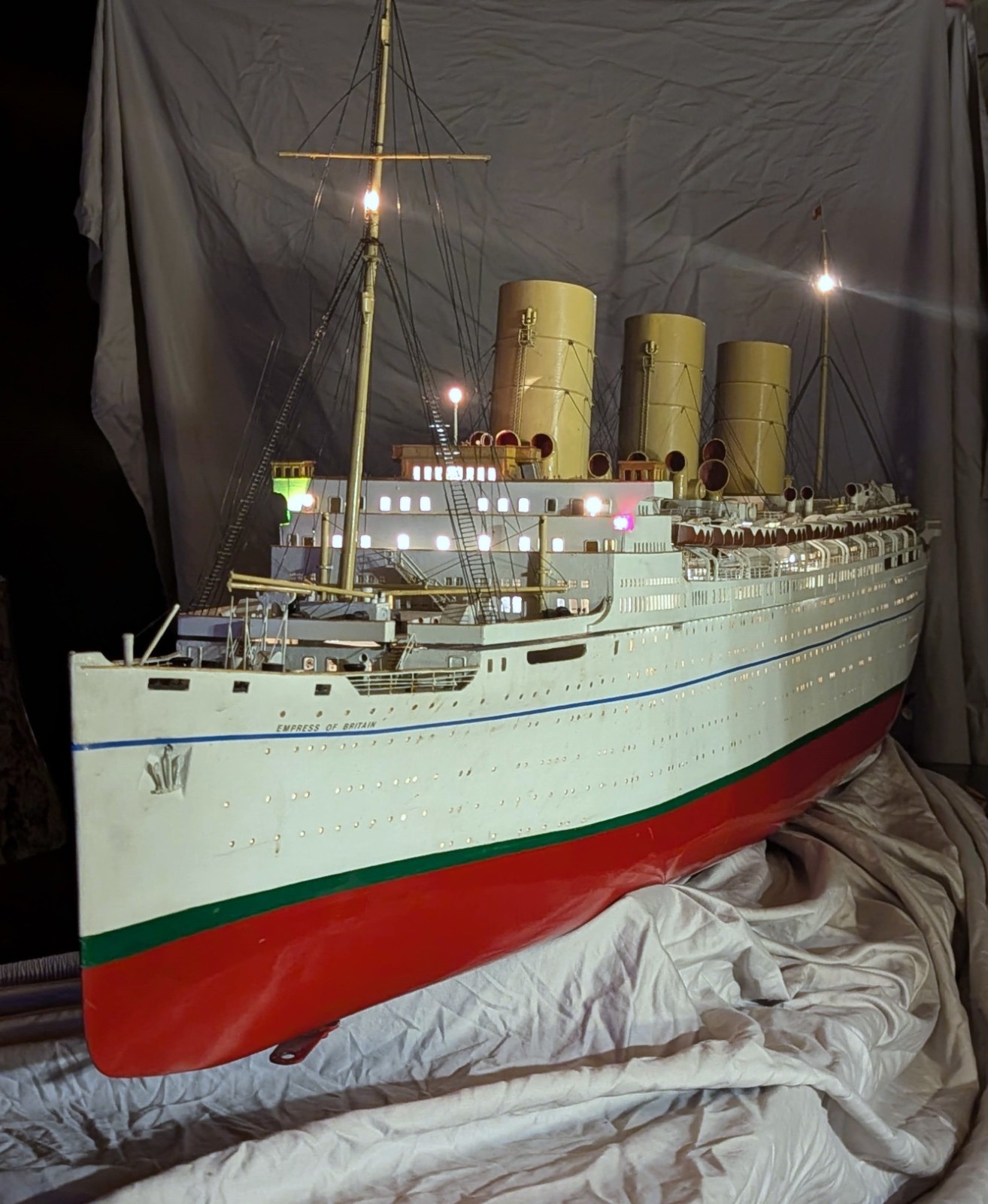 Huge EMPRESS OF BRITAIN Model - 1:100th Scale - 7.5\' Long w/ Prom Deck Interiors