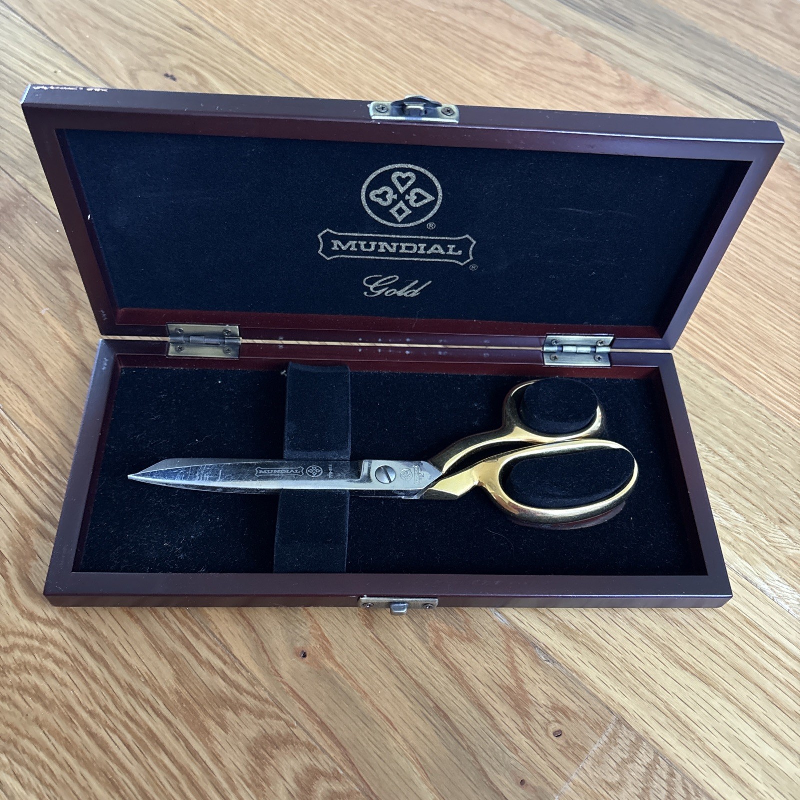 Vintage Mundial Gold 770-8KE Sewing Shears Scissors Original Display Case