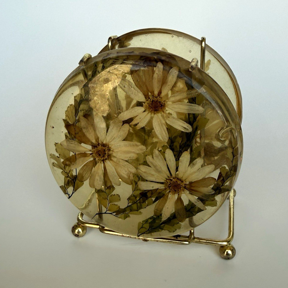 Vintage Pressed Daisy Fern Resin Napkin Holder Gold Tone Wire Frame Vintage Pressed Daisy Fern Resin Napkin Holder Gold Tone Wire Frame