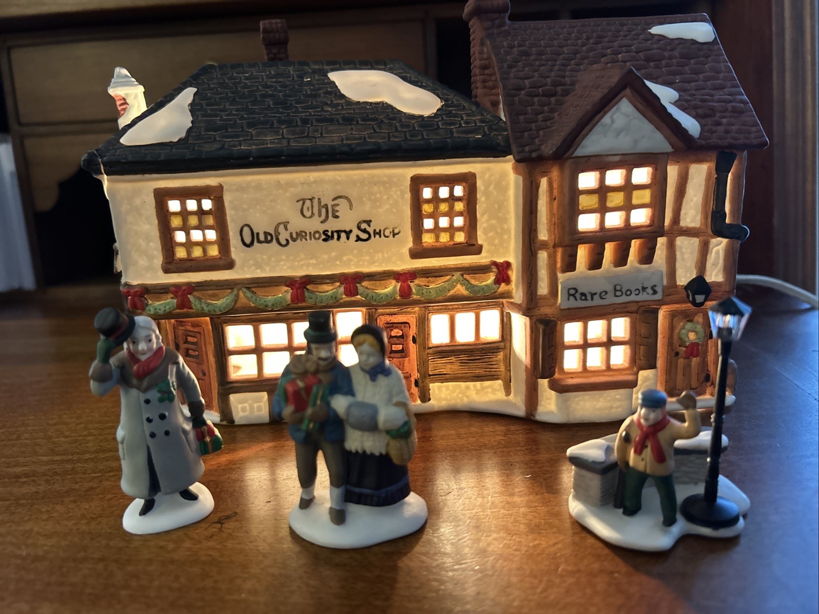 VintageDept 56 Dickens Village 1987 Old Curiosity Shop Cracked Roof Figures CJF VintageDept 56 Dickens Village 1987 Old Curiosity Shop Cracked Roof Figures CJF