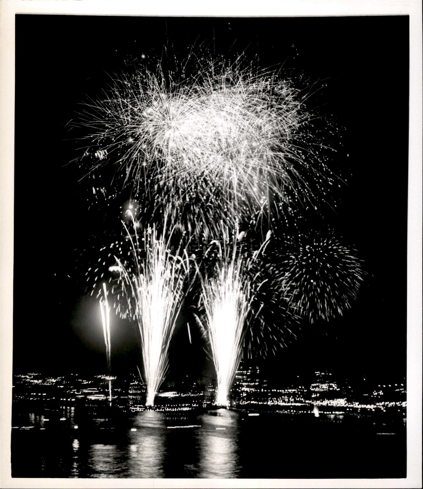 GA266 1953 Original Photo FIREWORKS GEYSERS OVER TOKYO\'S SUMIDA RIVER KAWABIRAKI