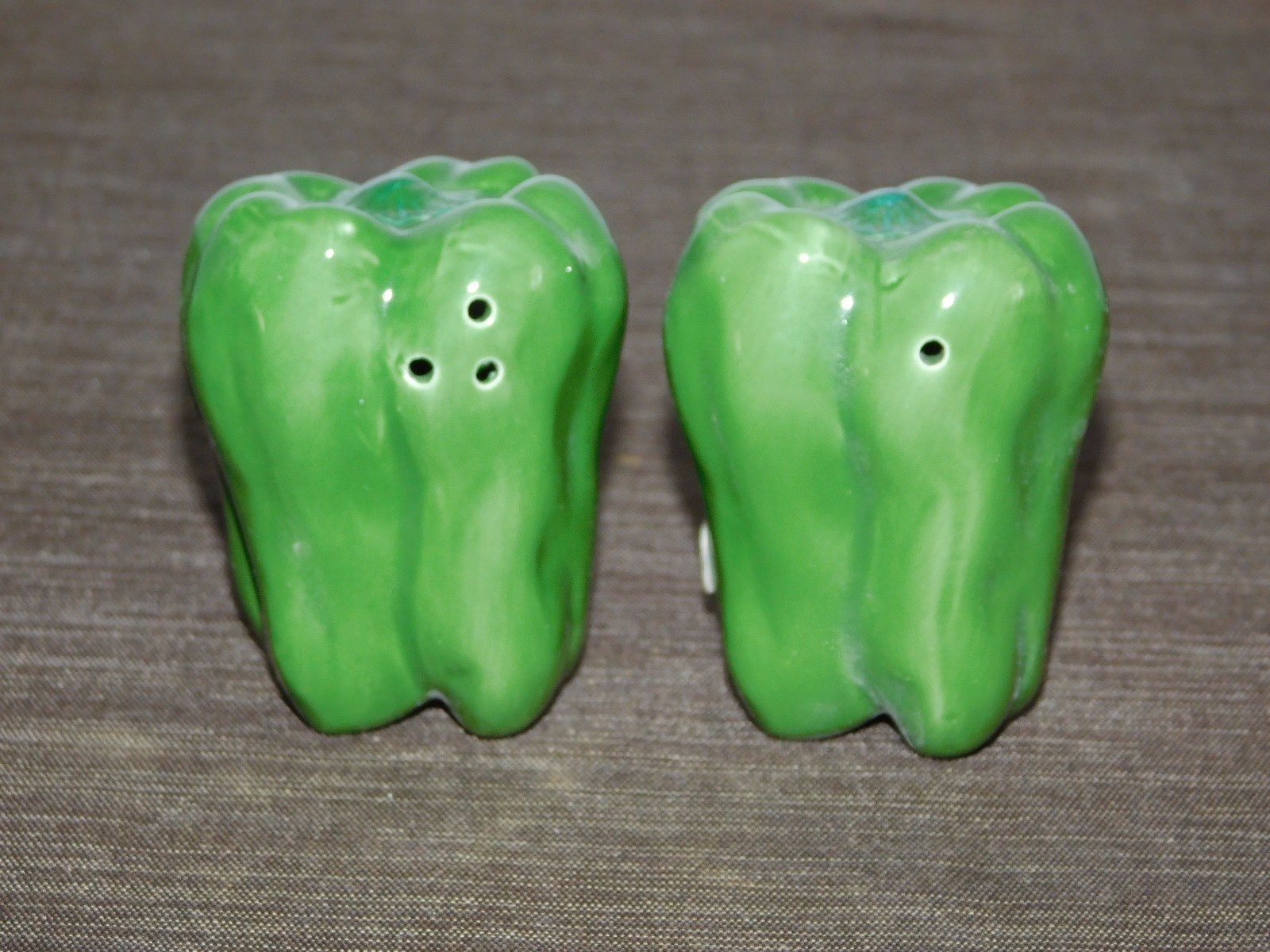 VINTAGE KITCHEN SALT & PEPPER SHAKERS CERAMIC PEPPERS NEW UNUSED