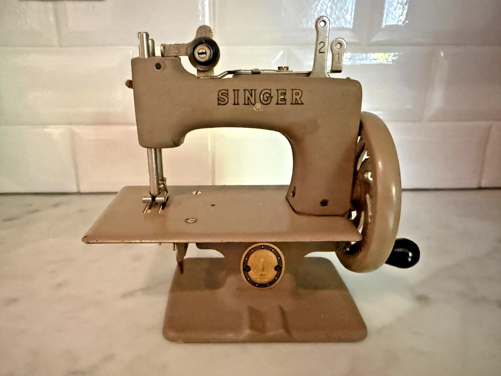Vintage Singer Sewhandy Model 20 Child’s Sewing Machine Beige Hand Crank