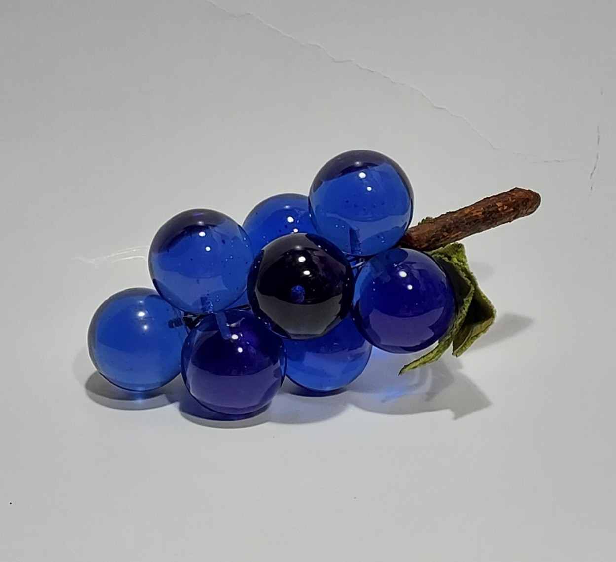 Vintage MCM Blue Lucite Acrylic Grape Cluster Wood Stem Mid Century Decor 8\ Vintage MCM Blue Lucite Acrylic Grape Cluster Wood Stem Mid Century Decor 8\