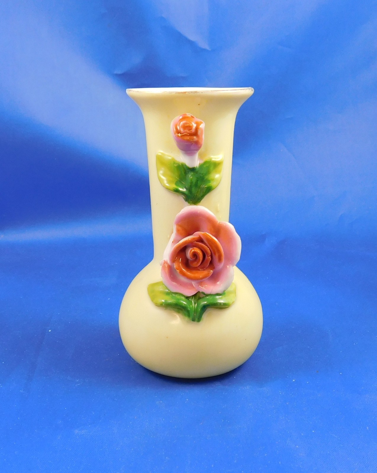 VINTAGE 1945-1952 OCCUPIED JAPAN MARUTAMA YELLOW BUD MINI VASE WITH GREEN LEAVES VINTAGE 1945-1952 OCCUPIED JAPAN MARUTAMA YELLOW BUD MINI VASE WITH GREEN LEAVES