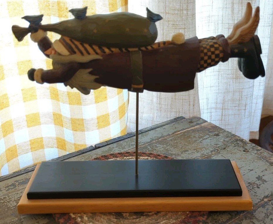 Williraye Studio Christmas Flying Santa Large Tabletop Statue Figurine WW2211 Williraye Studio Christmas Flying Santa Large Tabletop Statue Figurine WW2211