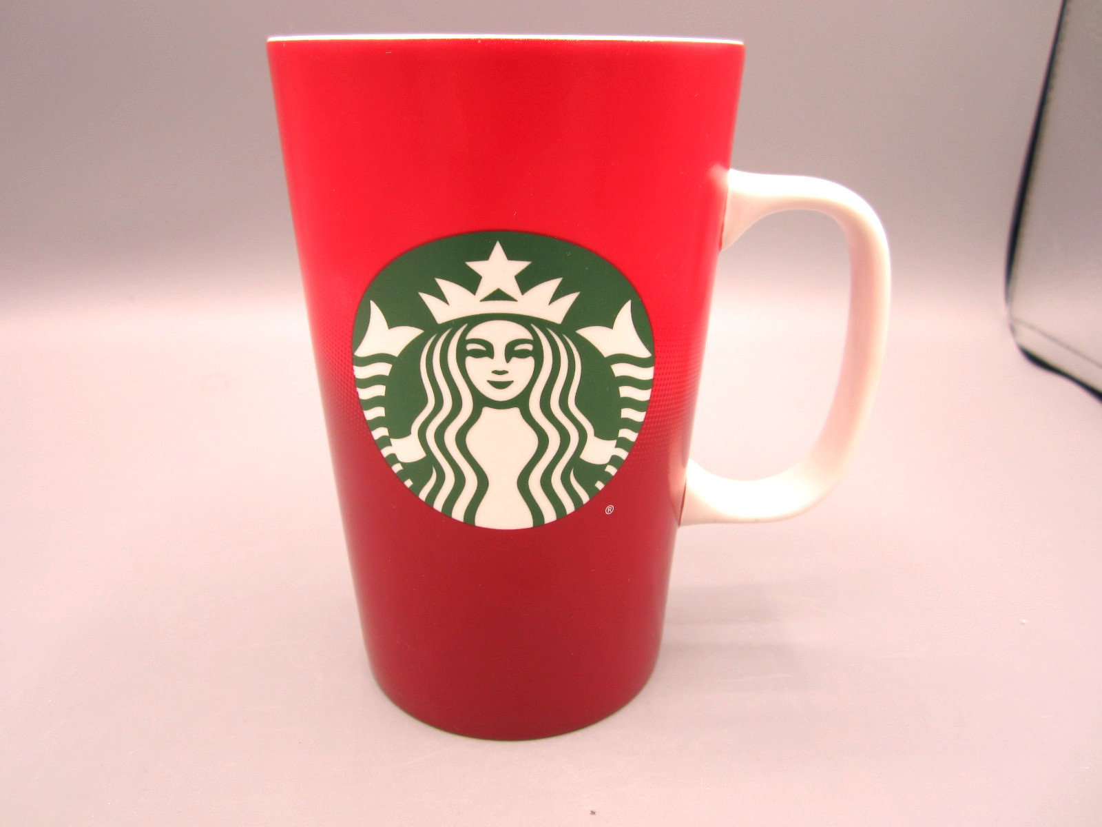 Starbucks Tall Two Tone Red Green Siren Logo Coffee Tea Mug 2015 16 oz (121) Starbucks Tall Two Tone Red Green Siren Logo Coffee Tea Mug 2015 16 oz (121)