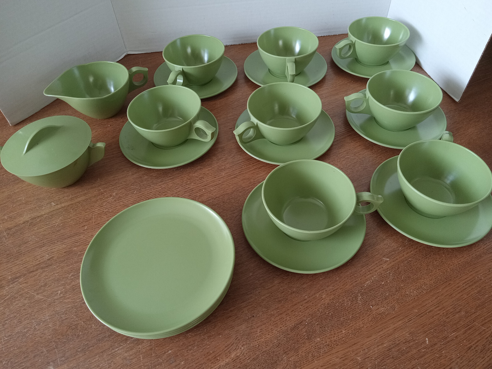 VTG 26 PC.  MELAMINE GREEN DINNERWARE MCM Plates C&S Cr & Sugar SET