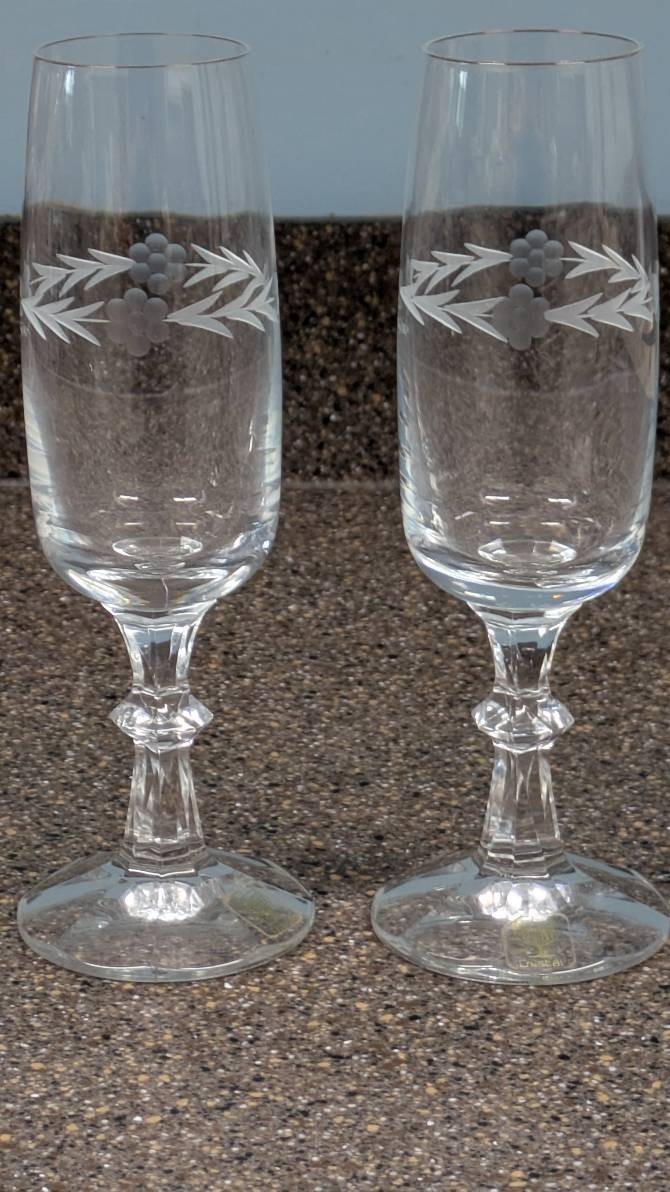 2 Signed Pepi Herrmann 1987 Hand Cut Crystal Champagne Flutes Floral MINT W/Labe