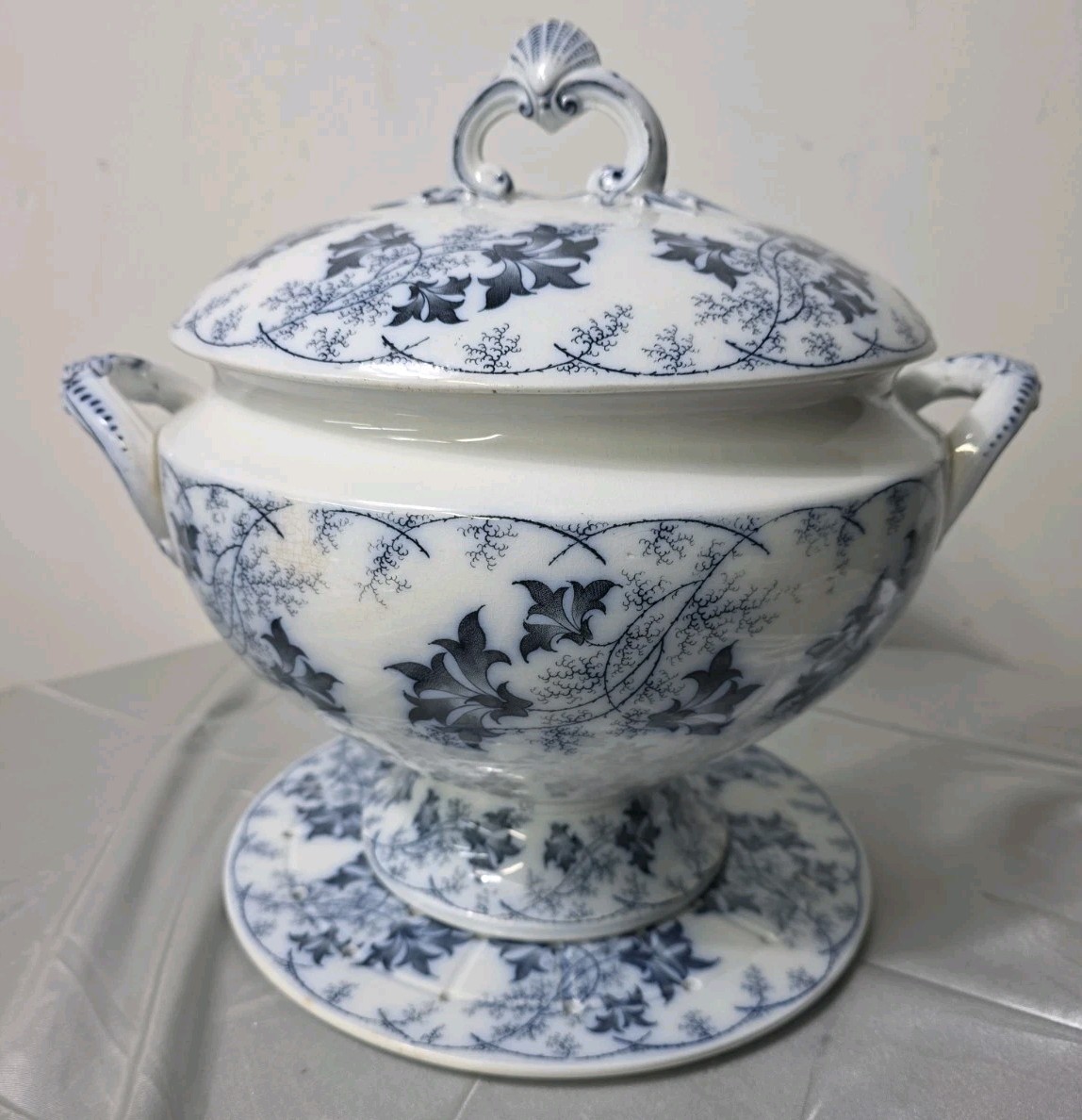 Antique Villeroy & Boch Elbe pattern porcelain soup tureen and Under plate Antique Villeroy & Boch Elbe pattern porcelain soup tureen and Under plate