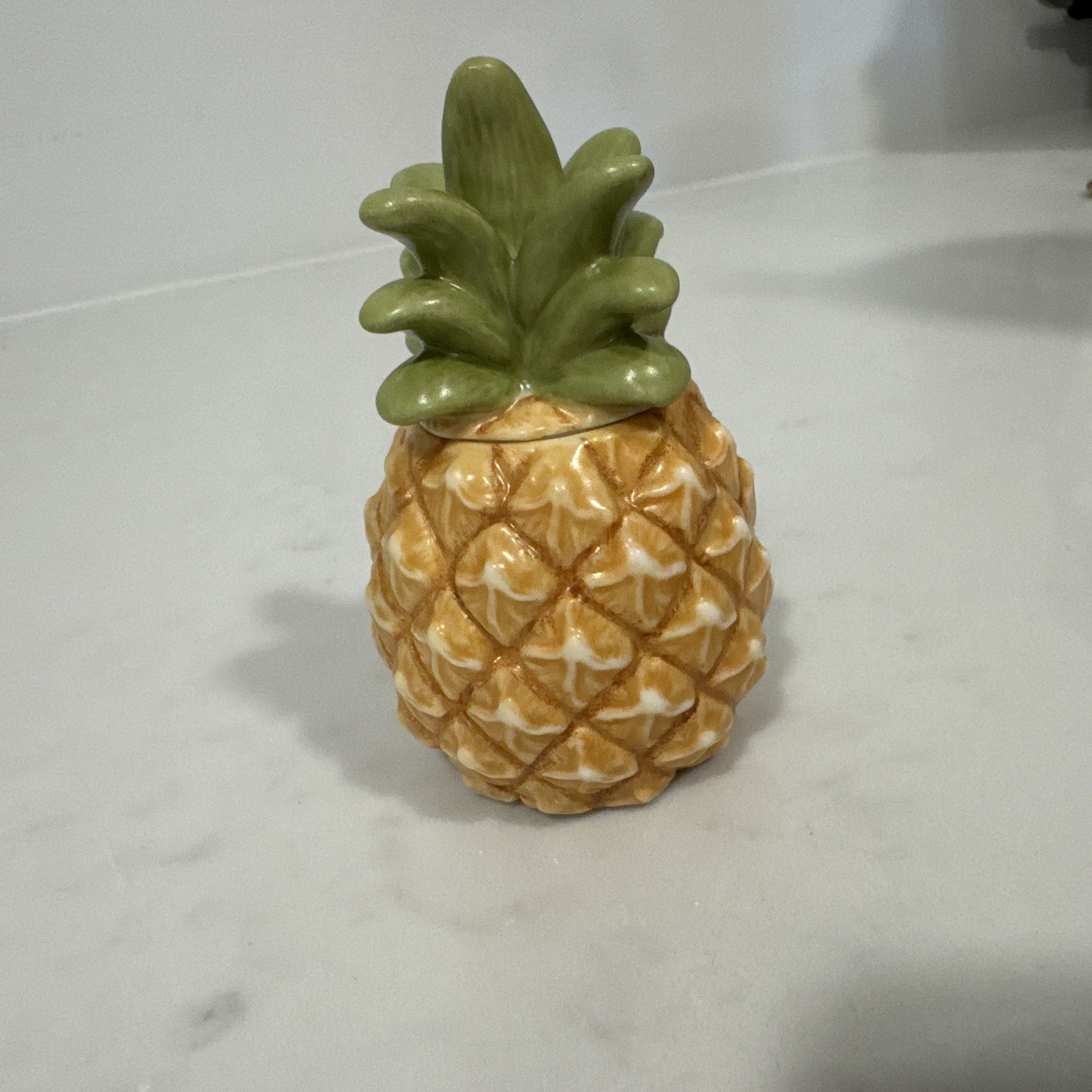 Lenox Vintage British Colonial Pineapple Salt and Pepper shaker Lenox Vintage British Colonial Pineapple Salt and Pepper shaker