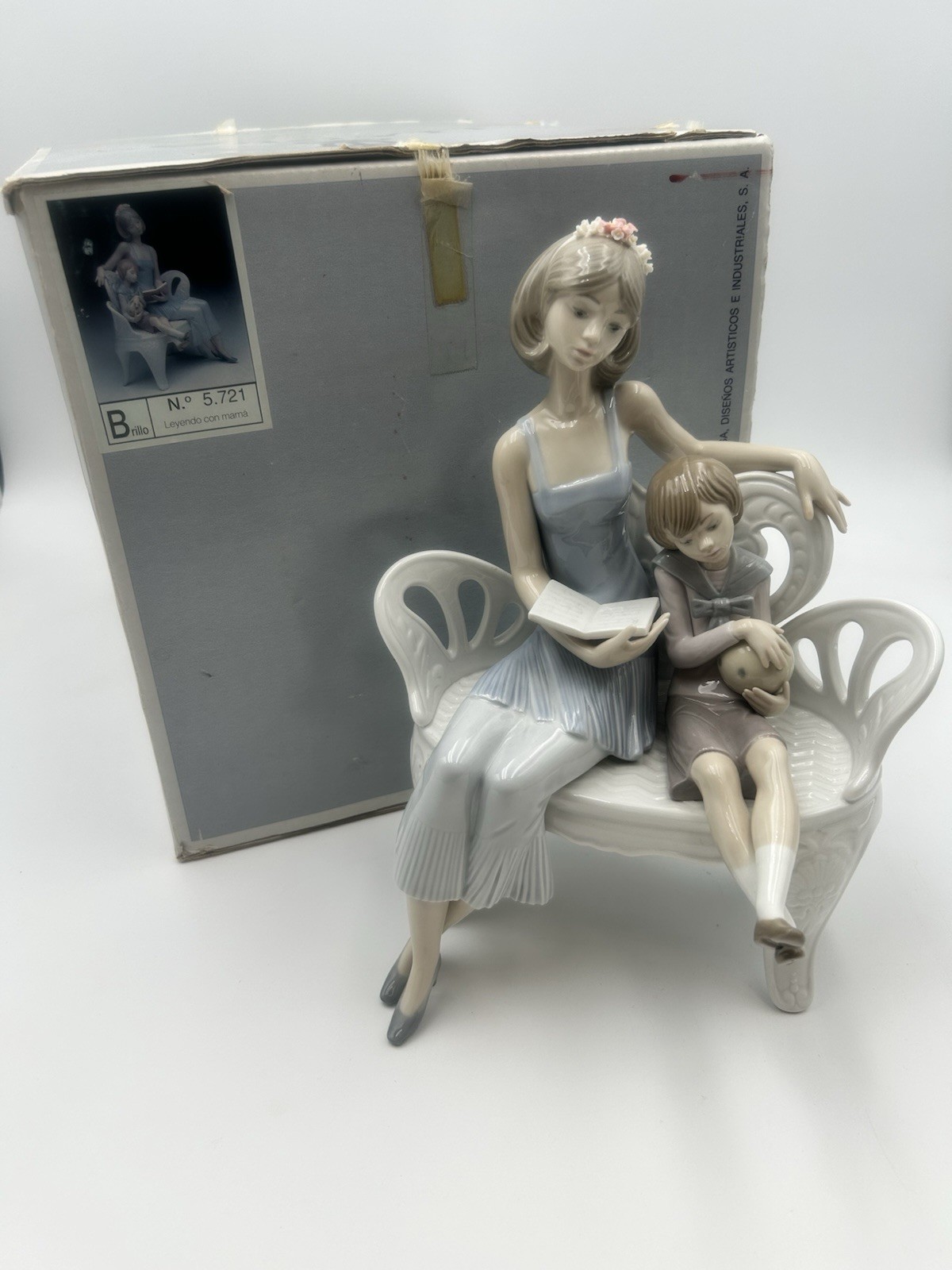 Lladro 5721 Once Upon a Time - Mother and child Lladro 5721 Once Upon a Time - Mother and child