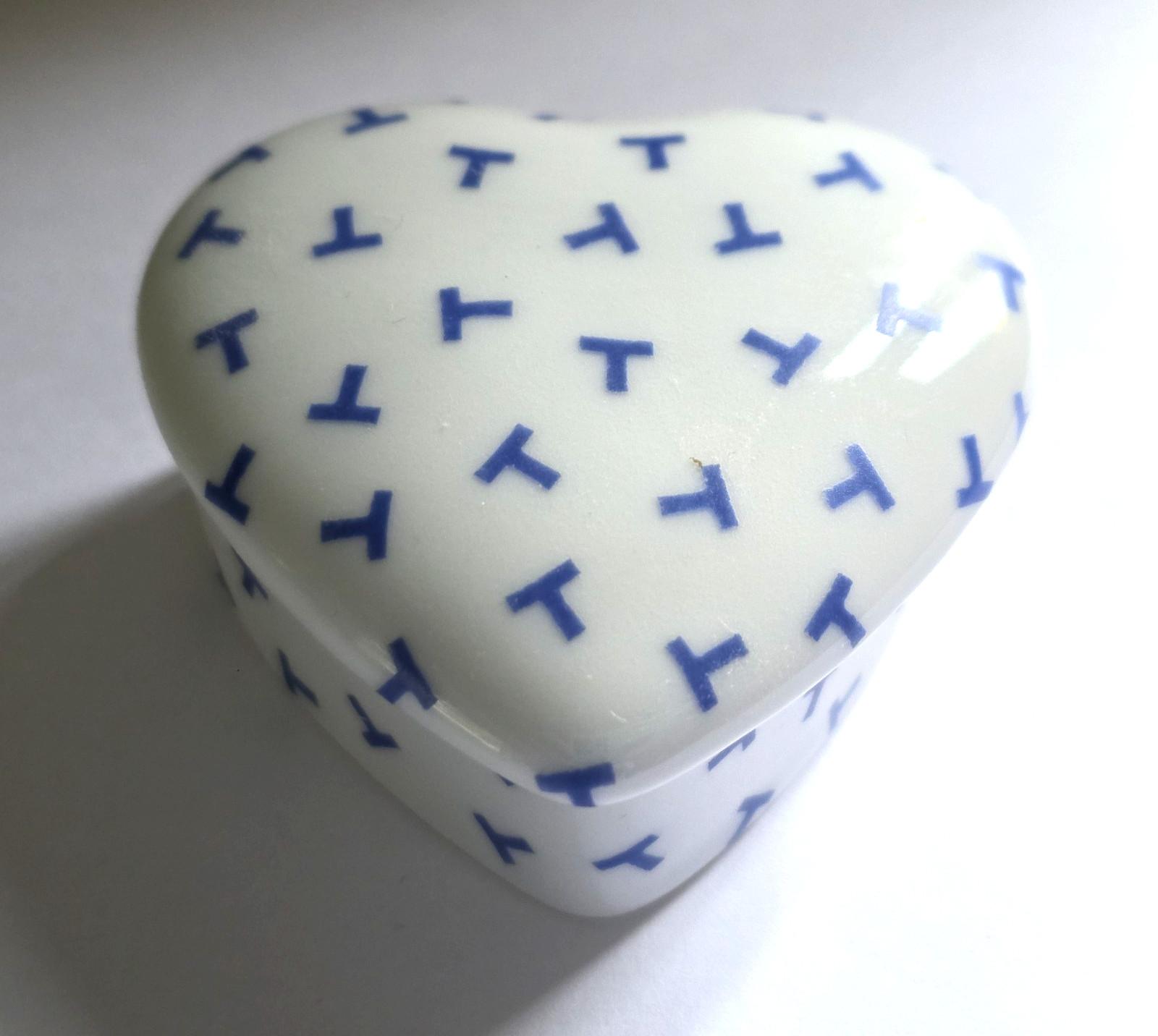 RARE Tiffany & Co Porcelain Heart Trinket Box Ring Dish w Lid, iconic T pattern RARE Tiffany & Co Porcelain Heart Trinket Box Ring Dish w Lid, iconic T pattern