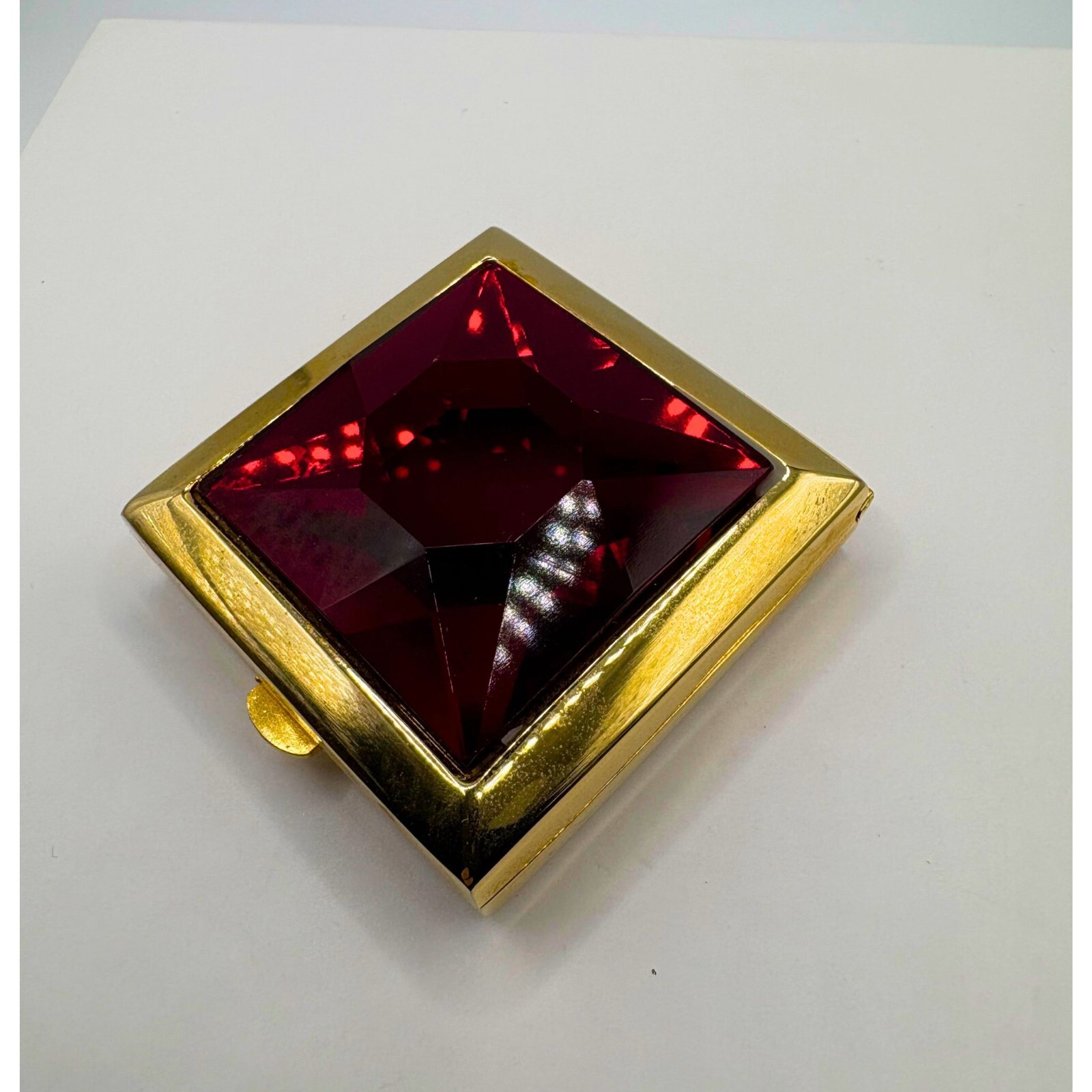 Vintage Estée Lauder Garnet Compact - Collectible Beauty | Mint Condition Vintage Estée Lauder Garnet Compact - Collectible Beauty | Mint Condition