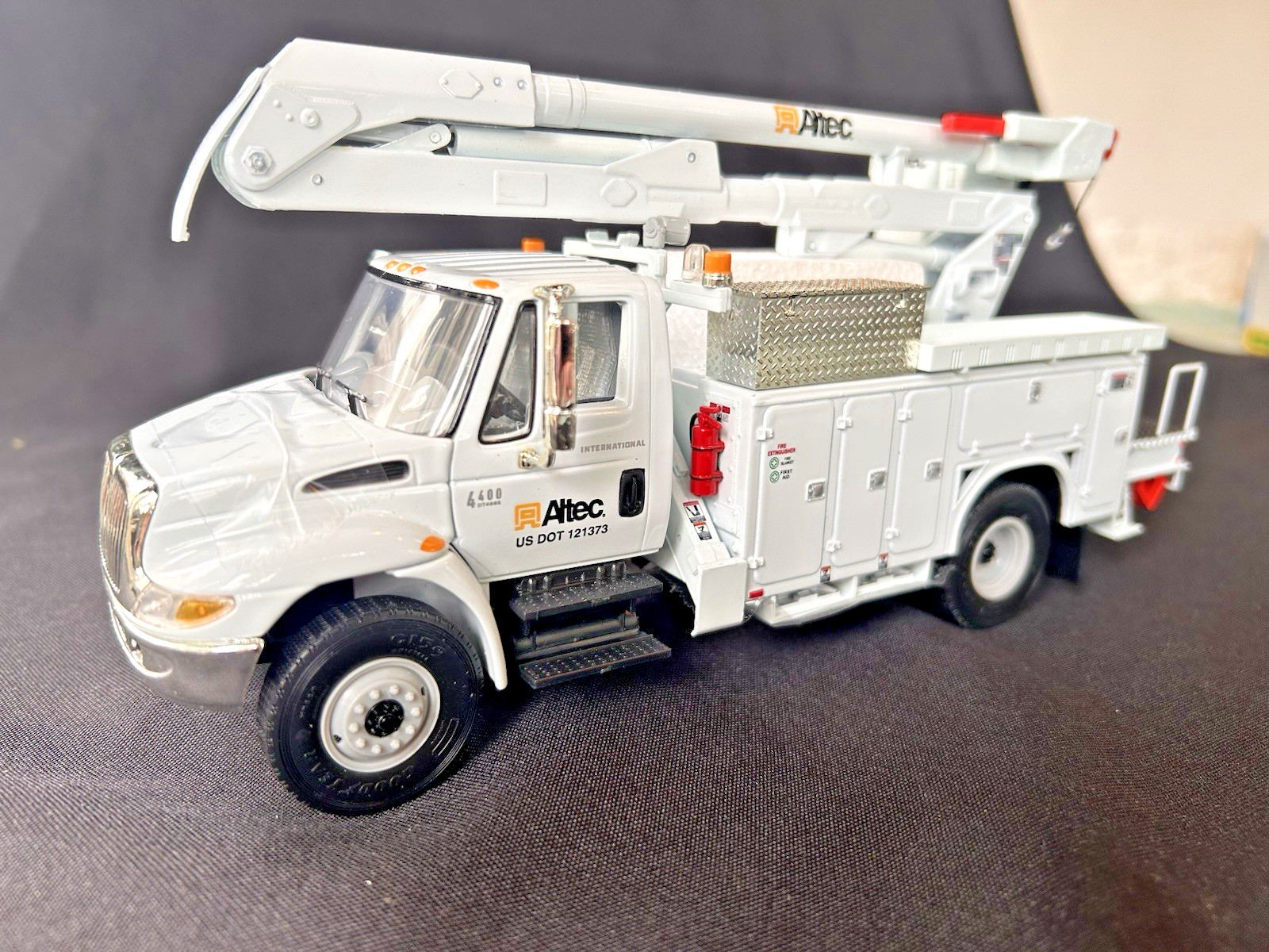 1/34 FIRST GEAR International 4400 Boom Bucket Truck