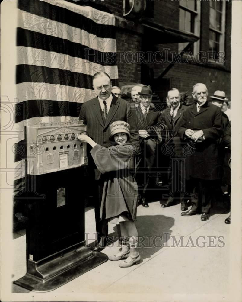 1923 Press Photo Mayor Hylan & Betty Gulick Open School Kids' Automatic Bank 1923 Press Photo Mayor Hylan & Betty Gulick Open School Kids' Automatic Bank