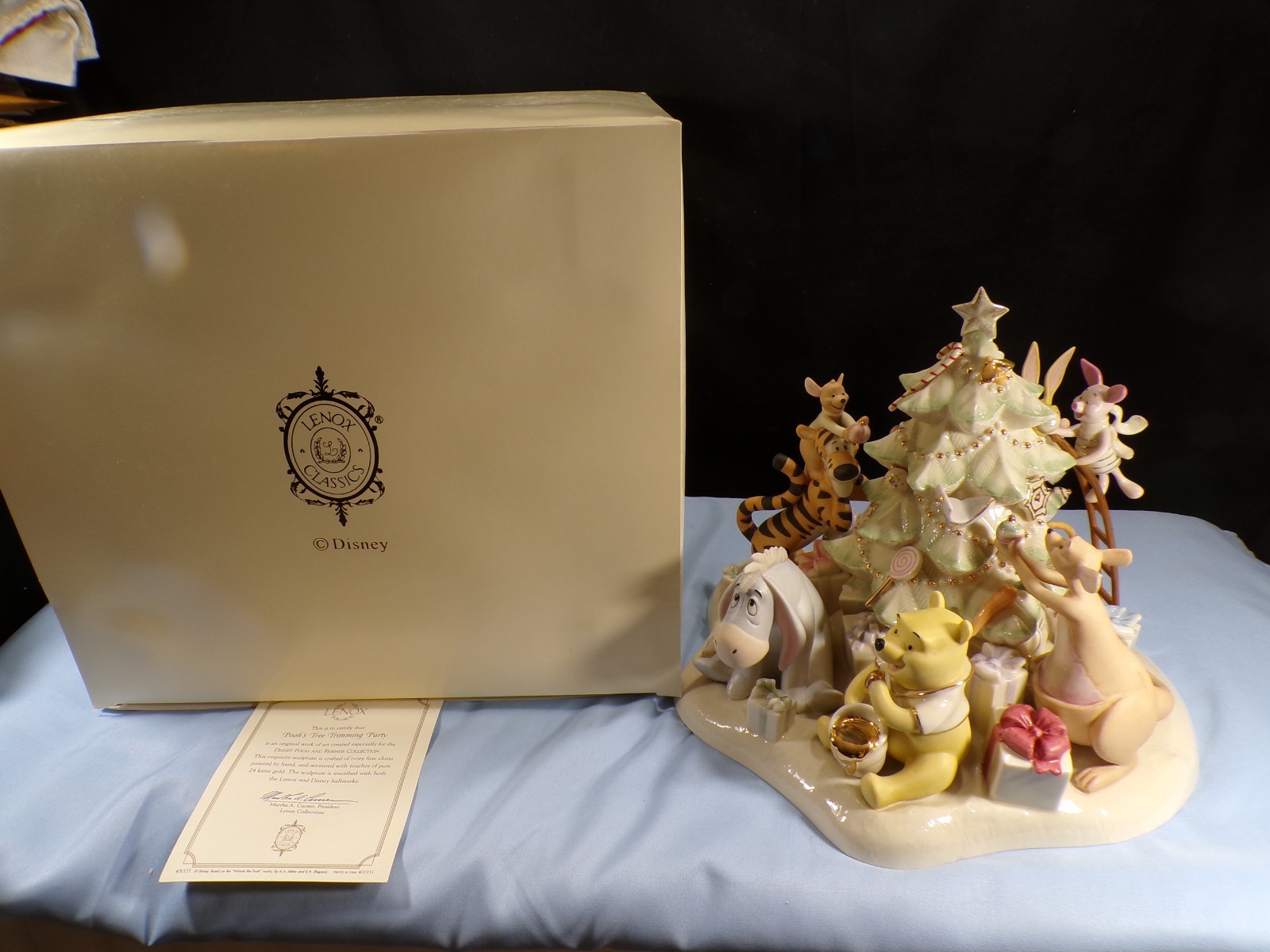 Lenox Disney Showcase Pooh's Tree Trimming Party Large Christmas Figurine NIB
