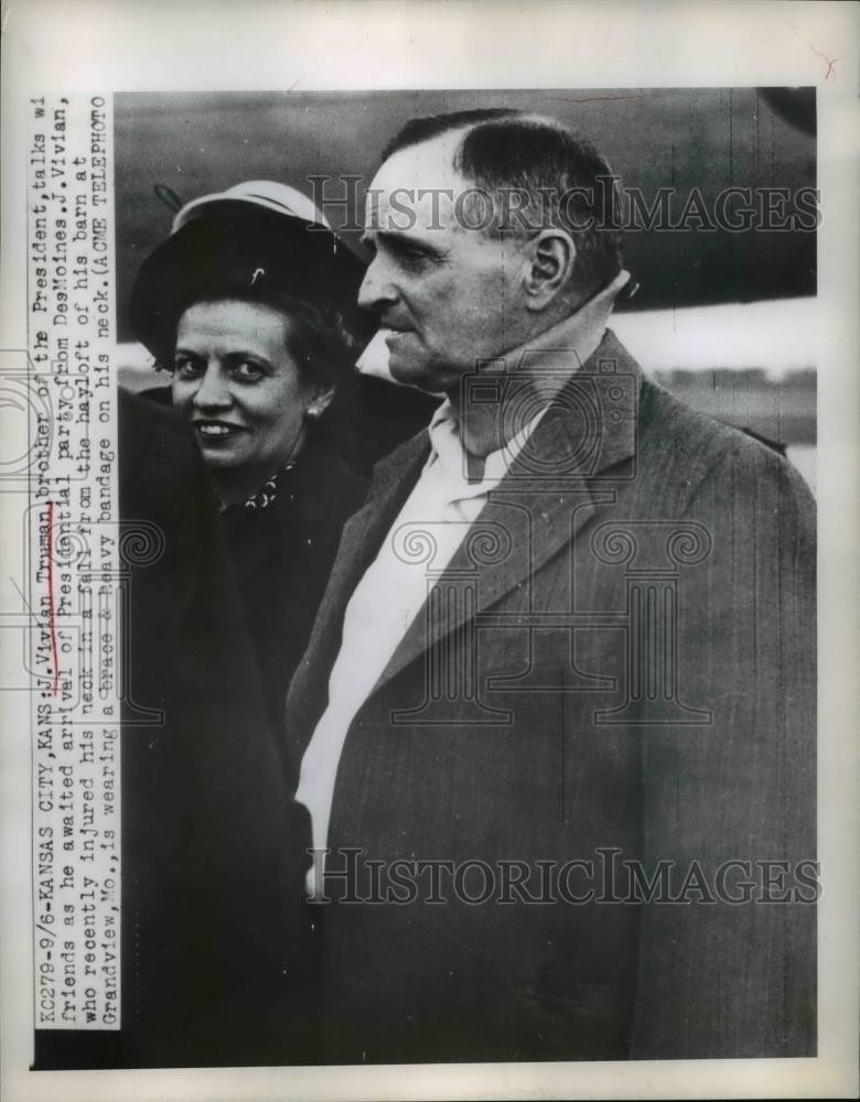 1949 Press Photo Vivian Truman brother of the President waits for his arrival 1949 Press Photo Vivian Truman brother of the President waits for his arrival