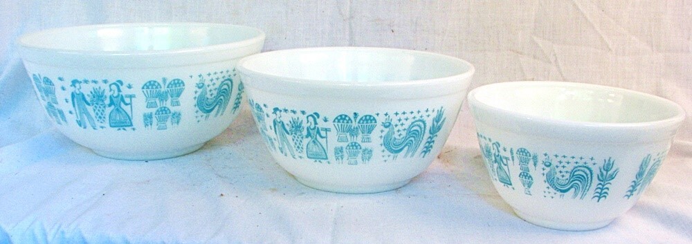 PYREX AMISH NESTING BOWLS SET of 3 PYREX AMISH NESTING BOWLS SET of 3