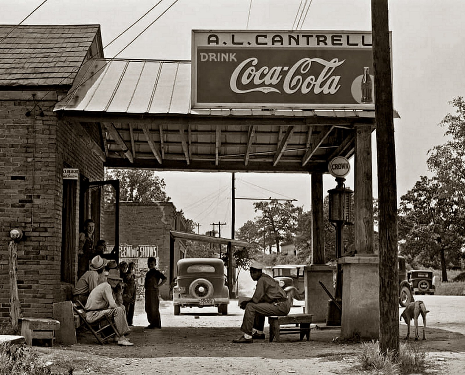 1930s CROWN GAS STATION & GENERAL STORE PHOTO (224-A)
