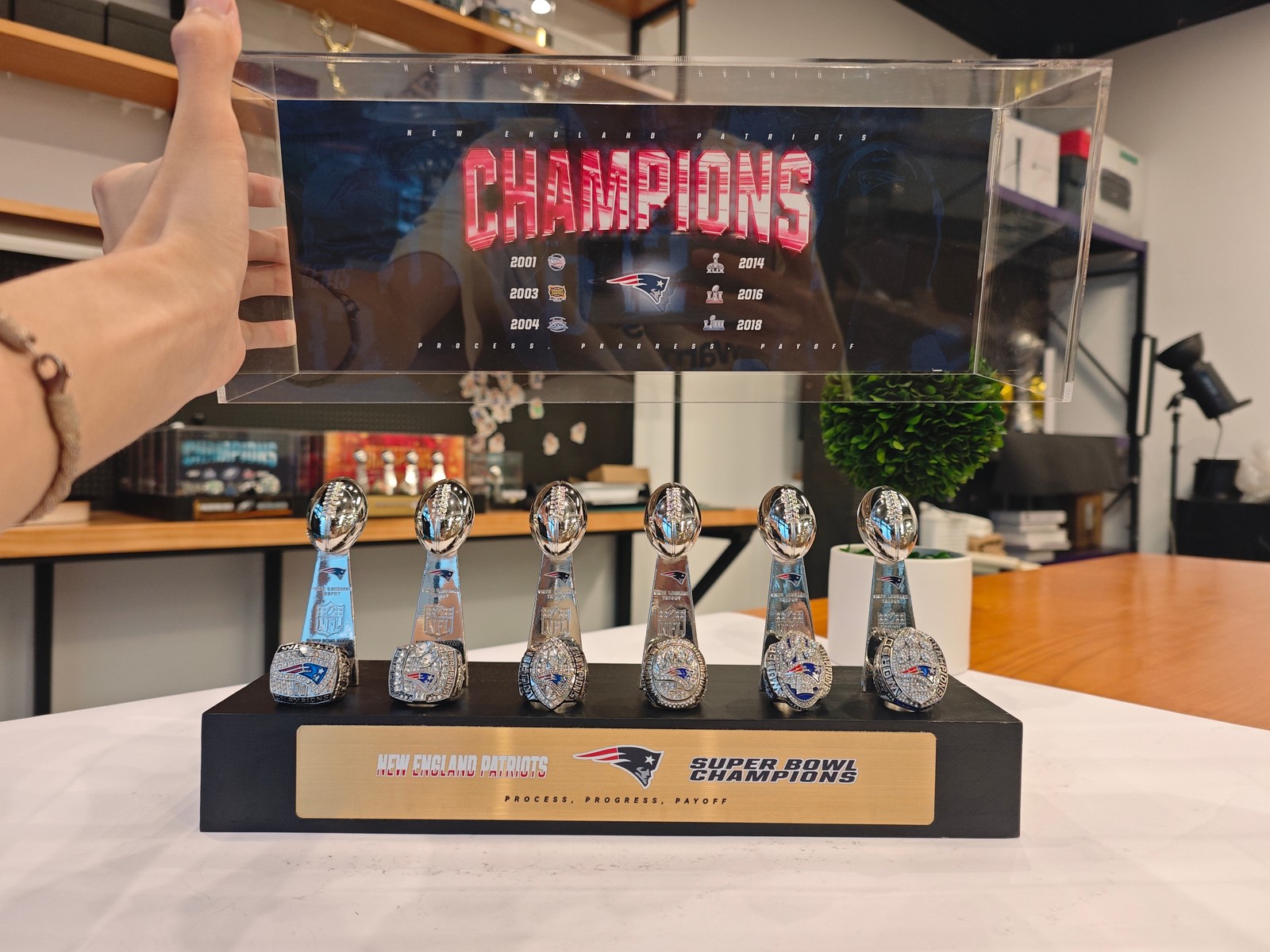 New England Patriots Super Bowl Rings Display Case Trophy Collection New England Patriots Super Bowl Rings Display Case Trophy Collection